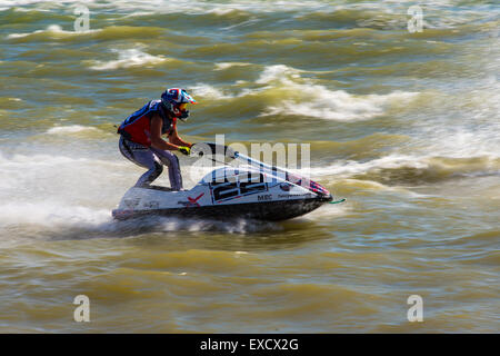 Hampshire, UK. 11. Juli 2015. Jetski Fahrer in AquaX Rennen 2 P1 Aquax auf 07.11.2015 bei Stokes Bay, Gosport, Hampshire, England Credit: James Houlbrook/Alamy Live-Nachrichten Stockfoto