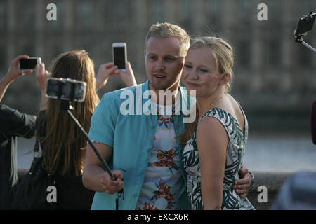 London, UK. 11. Juli 2015. Touristen nehmen Selfies, Bilder in der Nähe der Houses of Parliament, Westminster bei heißem Wetter in London, Vereinigtes Königreich, 11. Juli 2015. Bildnachweis: Finn Nocher/Alamy Live-Nachrichten Stockfoto