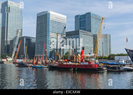 Bunten Booten und Kräne an der Themse vor den Gebäuden der modernen Hauptsitz von Canary Wharf in London Stockfoto