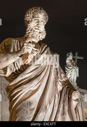 Rome - St. Peter s Statue vor der Basilica di San Pietro Stockfoto