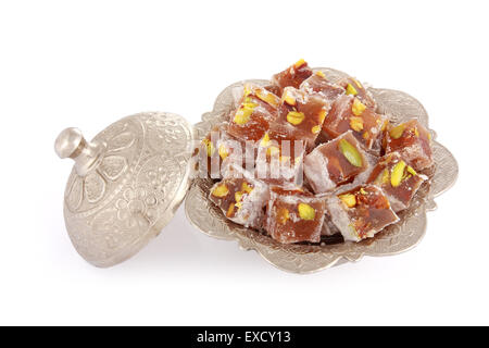 Türkische Köstlichkeiten mit Pistazie in einem metallischen Zuckerdose isoliert auf weißem Hintergrund Stockfoto