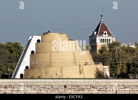 Moderne Pyramide Schnecke Lookout Tower Hintergrundbeleuchtung alte Fabrik. Stockfoto