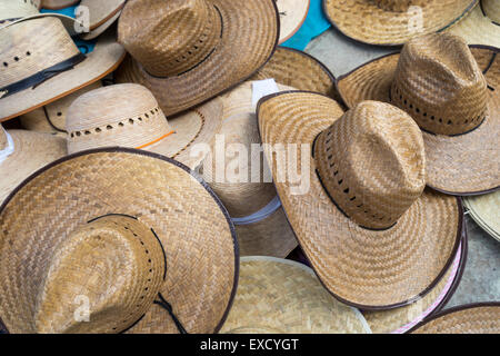 Sortiment von gewebten Strohhüte auf dem Display an einen mexikanischen Markt Stockfoto