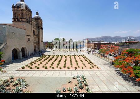 Luftaufnahme der Kirche von Santo Domingo de Guzman und Kakteengarten im vorderen Plaza in Oaxaca, Mexiko Stockfoto