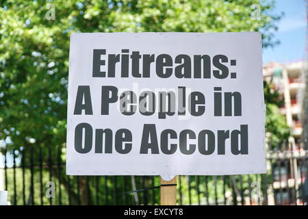 London, UK, 3. Juli 2015: eine Gruppe von eritreischen Gemeinschaft weiter Protest gegen Neokolonialismus. Eritrea wird nie niederknien und Sanktionen, die auf Lügen basiert sind Verletzung von Menschenrechten! gegen die eritreische außerhalb von Downing Street, London. Bildnachweis: Siehe Li/Alamy Live News Stockfoto