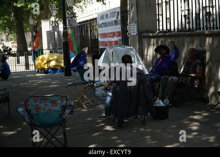 London, UK, 3. Juli 2015: eine Gruppe von eritreischen Gemeinschaft weiter Protest gegen Neokolonialismus. Eritrea wird nie niederknien und Sanktionen, die auf Lügen basiert sind Verletzung von Menschenrechten! gegen die eritreische außerhalb von Downing Street, London. Bildnachweis: Siehe Li/Alamy Live News Stockfoto