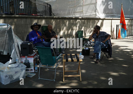 London, UK, 3. Juli 2015: eine Gruppe von eritreischen Gemeinschaft weiter Protest gegen Neokolonialismus. Eritrea wird nie niederknien und Sanktionen, die auf Lügen basiert sind Verletzung von Menschenrechten! gegen die eritreische außerhalb von Downing Street, London. Bildnachweis: Siehe Li/Alamy Live News Stockfoto