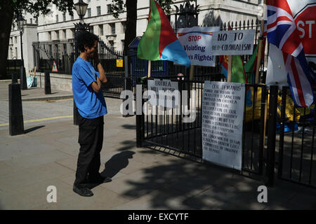 London, UK, 3. Juli 2015: eine Gruppe von eritreischen Gemeinschaft weiter Protest gegen Neokolonialismus. Eritrea wird nie niederknien und Sanktionen, die auf Lügen basiert sind Verletzung von Menschenrechten! gegen die eritreische außerhalb von Downing Street, London. Bildnachweis: Siehe Li/Alamy Live News Stockfoto