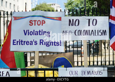 London, UK, 3. Juli 2015: eine Gruppe von eritreischen Gemeinschaft weiter Protest gegen Neokolonialismus. Eritrea wird nie niederknien und Sanktionen, die auf Lügen basiert sind Verletzung von Menschenrechten! gegen die eritreische außerhalb von Downing Street, London. Bildnachweis: Siehe Li/Alamy Live News Stockfoto