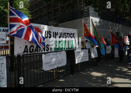 London, UK, 3. Juli 2015: eine Gruppe von eritreischen Gemeinschaft weiter Protest gegen Neokolonialismus. Eritrea wird nie niederknien und Sanktionen, die auf Lügen basiert sind Verletzung von Menschenrechten! gegen die eritreische außerhalb von Downing Street, London. Bildnachweis: Siehe Li/Alamy Live News Stockfoto