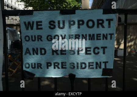 London, UK, 3. Juli 2015: eine Gruppe von eritreischen Gemeinschaft weiter Protest gegen Neokolonialismus. Eritrea wird nie niederknien und Sanktionen, die auf Lügen basiert sind Verletzung von Menschenrechten! gegen die eritreische außerhalb von Downing Street, London. Bildnachweis: Siehe Li/Alamy Live News Stockfoto