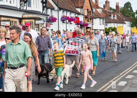 Henley, UK. 11. Juli 2015. Eine große Schar von Aktivisten beteiligt sich an einer friedlichen Demonstration in Henley-on-Thames, Oxfordshire, England, am Samstag, 11. Juli 2015 gegen Oxfordshire klinische Inbetriebnahme des Konzerns Pläne für den neuen Campus Gesundheit, Townlands Krankenhaus.  Das neue Krankenhaus war ursprünglich geplant, 18 Betten, die nun in fünf Betten in einem Pflegeheim neben dem Krankenhaus gebaut werden die Townlands, ohne alle Betten für 6 Monate verlassen würde geändert. Bildnachweis: Graham Lehrling/Alamy Live-Nachrichten Stockfoto