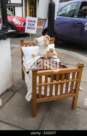 Henley, UK. 11. Juli 2015. Bandagierte Teddybär außerhalb einer Spielzeug-Shop auf der Route der einen friedlichen Protestmarsch in Henley-on-Thames, Oxfordshire, England, am Samstag, 11. Juli 2015 gegen Oxfordshire klinische Inbetriebnahme des Konzerns Pläne für den neuen Campus Gesundheit, Townlands Krankenhaus.  Das neue Krankenhaus war ursprünglich geplant, 18 Betten, die nun in fünf Betten in einem Pflegeheim neben dem Krankenhaus gebaut werden die Townlands, ohne alle Betten für 6 Monate verlassen würde geändert. Bildnachweis: Graham Lehrling/Alamy Live-Nachrichten Stockfoto