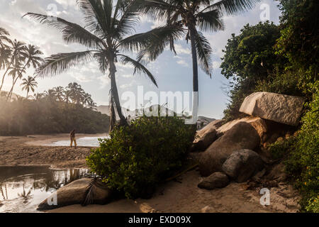 Mann zu Fuß am Strand in den frühen Morgenstunden am Cabo San Juan im Tayrona National Park in der Nähe von Santa Marta, Kolumbien.  Der Park ist Stockfoto