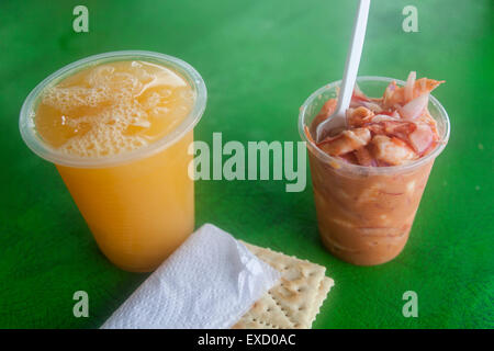 Ceviche und frisch gepressten Orangensaft an einem Stand im Tayrona National Park in der Nähe von Santa Marta, Kolumbien.  Der Park ist eines der Stockfoto