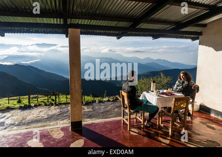 Frühstückstisch auf einer kleinen Familie Ranch in der Sierra Nevada de Santa Marta.  Die Sierra Nevada de Santa Marta gehört zu den mos Stockfoto