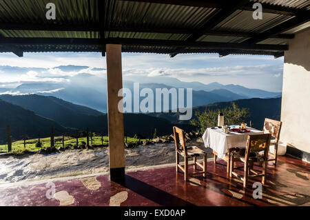 Frühstückstisch auf einer kleinen Familie Ranch in der Sierra Nevada de Santa Marta.  Die Sierra Nevada de Santa Marta gehört zu den mos Stockfoto