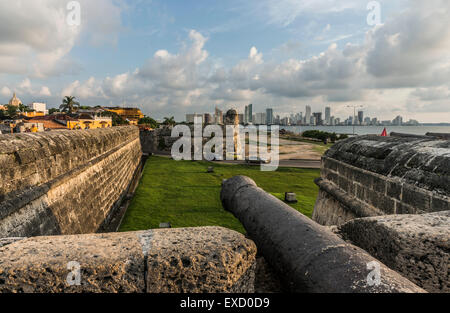 Eine antike koloniale Kanone ruht in den Wänden der Cuidad Vieja, befestigte die alten Hafen von Cartagena, Kolumbien.  Die ci Stockfoto