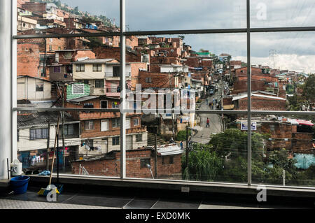 Ein Blick auf die unteren Einkommen Nachbarschaften am Hang über Medellin, Kolumbien von der Straßenbahnhaltestelle Teleférico oder in der Luft. Stockfoto