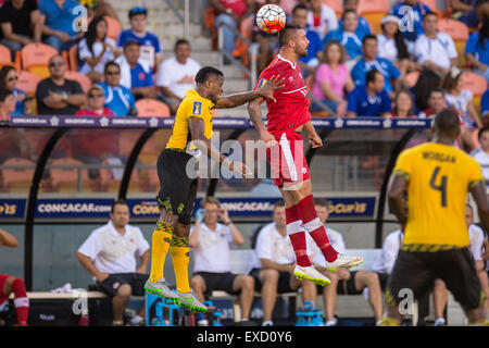 Houston, Texas, USA. 11. Juli 2015. Jamaika Verteidiger Jermaine Taylor (21) und Kanada weiterleiten Marcus Haber (11) Kampf um einen Header während der 2. Hälfte des CONCACAF Gold Cup Fußball ein Länderspiel zwischen Kanada und Jamaika BBVA Compass-Stadion in Houston, TX Jamaika gewann 1: 0. Bildnachweis: Cal Sport Media/Alamy Live-Nachrichten Stockfoto