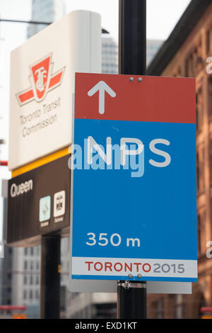 2015 PanAm Games in Toronto, Kanada: Schild mit Richtung auf Nathan Phillips Square Stockfoto