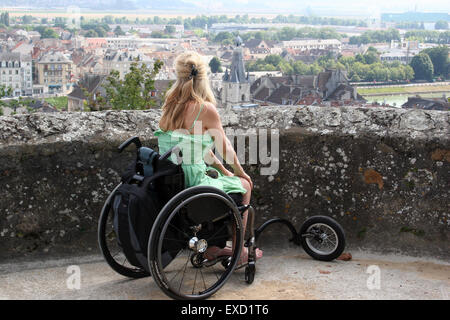Frau mit einem Rollstuhl erkunden Chateau Thierry Stockfoto