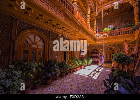 Peking, China. 8. Juni 2015. Foto aufgenommen am 8. Juni 2015 zeigt ein Kind schwingt auf einem Hof in der alten Stadt von Kax, Nordwesten Chinas Xinjiang Uygur Autonome Region. © Shen Qiao/Xinhua/Alamy Live-Nachrichten Stockfoto