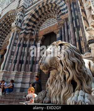 Genua, Italien - 2. Juni 2015: Nicht identifizierten Personen durch die Kathedrale von Genua in Italien. Genua-Kathedrale ist eine römisch-katholische Kathedrale Stockfoto