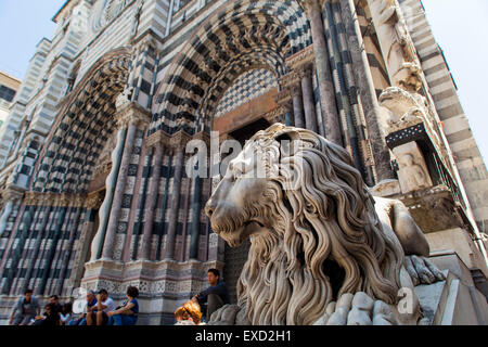 Genua, Italien - 2. Juni 2015: Nicht identifizierten Personen durch die Kathedrale von Genua in Italien. Genua-Kathedrale ist eine römisch-katholische Kathedrale Stockfoto