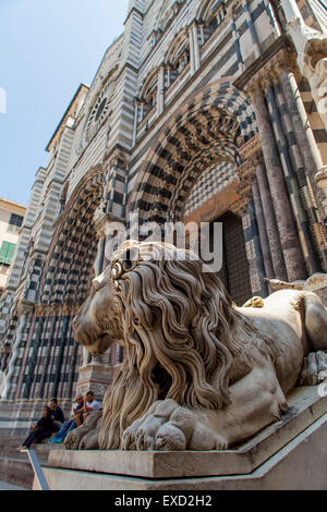 Genua, Italien - 2. Juni 2015: Nicht identifizierten Personen durch die Kathedrale von Genua in Italien. Genua-Kathedrale ist eine römisch-katholische Kathedrale Stockfoto