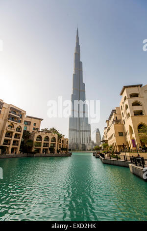 Blick auf Burj Khalifa in Dubai. Dieses Hochhaus ist das höchste von Menschenhand errichtete Bauwerk, das jemals gebaut wurde, auf 828 m. Stockfoto
