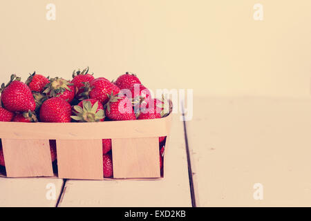 Erdbeeren in einem Korb. Das Bild ist getönt und selektiven Fokus. Stockfoto