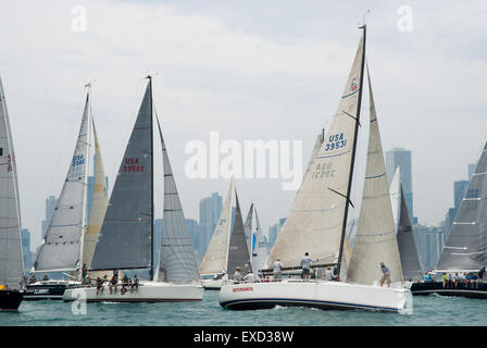 Chicago, IL, USA. 11. Juli 2015. Am 12. Juni 2015, Flotte nach Flotte von Segelbooten links Chicago auf ihrer Reise nach Mackinac Island, MI. Das Rennen um Mackinac aus Chicago ist das längste Süßwasser-Rennen der Welt bei 333 Meilen. Mehr als 300 Boote teilnehmen in diesem langjährigen Rennen veranstaltet vom Chicago Yacht Club. Das erste Rennen lief vor 107 Jahren. Die späten Roy Disney hält den Rekord für die schnellste Überfahrt auf seinem Boot Pyewacket im Jahr 2002. Bildnachweis: Karen I. Hirsch/ZUMA Wire/ZUMAPRESS.com/Alamy Live-Nachrichten Stockfoto