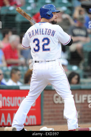 10. Juli 2015: Texas Rangers linker Feldspieler Josh Hamilton #32 bei einem MLB-Spiel zwischen den San Diego Padres und die Texas Rangers im Globe Life Park in Arlington, TX Texas San Diego besiegte 4-3 Stockfoto