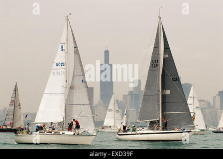 Chicago, IL, USA. 11. Juli 2015. Am 12. Juni 2015, Flotte nach Flotte von Segelbooten links Chicago auf ihrer Reise nach Mackinac Island, MI. Das Rennen um Mackinac aus Chicago ist das längste Süßwasser-Rennen der Welt bei 333 Meilen. Mehr als 300 Boote teilnehmen in diesem langjährigen Rennen veranstaltet vom Chicago Yacht Club. Das erste Rennen lief vor 107 Jahren. Die späten Roy Disney hält den Rekord für die schnellste Überfahrt auf seinem Boot Pyewacket im Jahr 2002. Bildnachweis: Karen I. Hirsch/ZUMA Wire/ZUMAPRESS.com/Alamy Live-Nachrichten Stockfoto