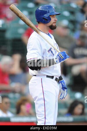 10. Juli 2015: Texas Rangers linker Feldspieler Josh Hamilton #32 bei einem MLB-Spiel zwischen den San Diego Padres und die Texas Rangers im Globe Life Park in Arlington, TX Texas San Diego besiegte 4-3 Stockfoto