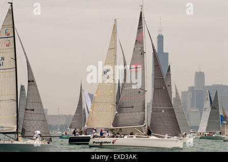 Chicago, IL, USA. 11. Juli 2015. Am 12. Juni 2015, Flotte nach Flotte von Segelbooten links Chicago auf ihrer Reise nach Mackinac Island, MI. Das Rennen um Mackinac aus Chicago ist das längste Süßwasser-Rennen der Welt bei 333 Meilen. Mehr als 300 Boote teilnehmen in diesem langjährigen Rennen veranstaltet vom Chicago Yacht Club. Das erste Rennen lief vor 107 Jahren. Die späten Roy Disney hält den Rekord für die schnellste Überfahrt auf seinem Boot Pyewacket im Jahr 2002. Bildnachweis: Karen I. Hirsch/ZUMA Wire/ZUMAPRESS.com/Alamy Live-Nachrichten Stockfoto