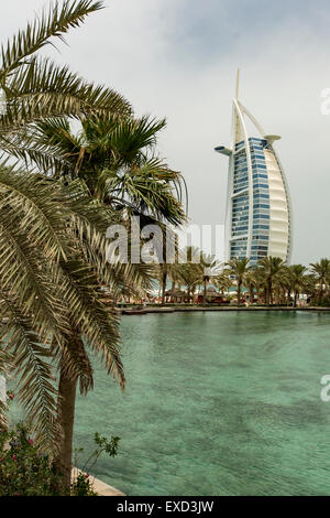 DUBAI, Vereinigte Arabische Emirate - 8. Mai 2015: Blick auf Hotel Burj al Arab von Madinat Jumeirah in Dubai. Madinat Jumeirah umfasst zwei Hotels und Stockfoto