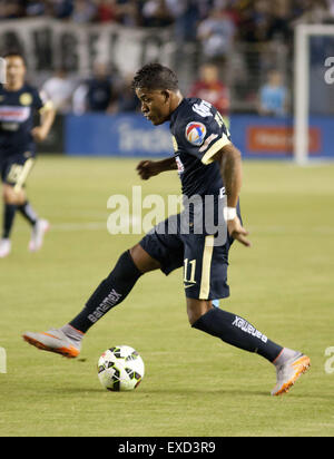 Carson, Kalifornien, USA. 11. Juli 2015. Club America (11) Michael Arroyo steuert dem Ball während der ersten Hälfte des Spiels gegen die Los Angeles Galaxy in der Stub Hub Mitte auf Samstag, 11. Juli 2015 in Carson, California.ARMANDO ARORIZO. Bildnachweis: Armando Arorizo/Prensa Internacional/ZUMA Draht/Alamy Live News Stockfoto