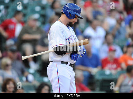 10. Juli 2015: Texas Rangers linker Feldspieler Josh Hamilton #32 bei einem MLB-Spiel zwischen den San Diego Padres und die Texas Rangers im Globe Life Park in Arlington, TX Texas San Diego besiegte 4-3 Stockfoto