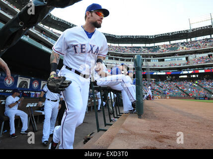 10. Juli 2015: Texas Rangers linker Feldspieler Josh Hamilton #32 bei einem MLB-Spiel zwischen den San Diego Padres und die Texas Rangers im Globe Life Park in Arlington, TX Texas San Diego besiegte 4-3 Stockfoto