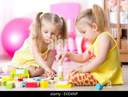 Kinder spielen Holzspielzeug zu Hause Stockfoto