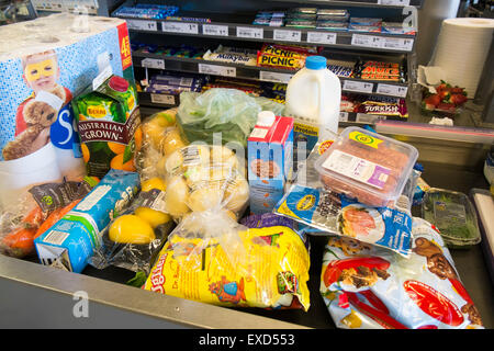 Lebensmittel auf dem Kassenförderband in einem australischen woolworths-Supermarkt Stockfoto