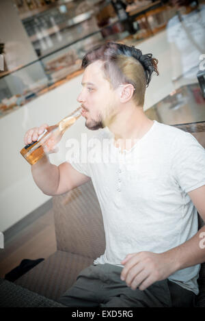 stilvolle Jüngling an der Bar trinken Bier Stockfoto