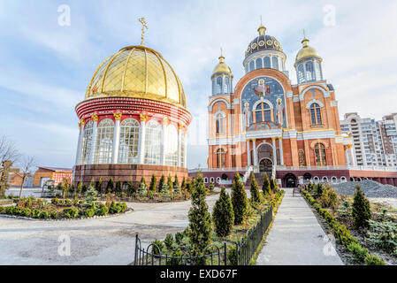 Kiew - Ukraine, Februar 26, 2014: Die moderne Kathedrale der Fürsprache der Muttergottes, mit goldenen Kuppeln, in Obolon dis Stockfoto