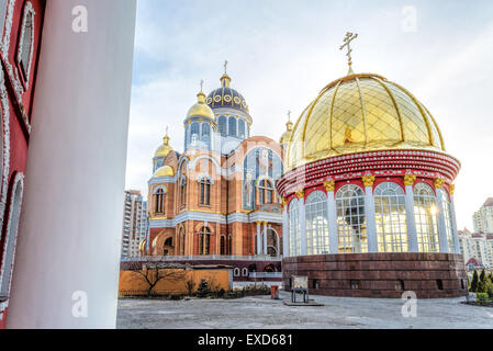 Kiew - Ukraine, Februar 26, 2014: Die moderne Kathedrale der Fürsprache der Muttergottes, mit goldenen Kuppeln, in Obolon dis Stockfoto