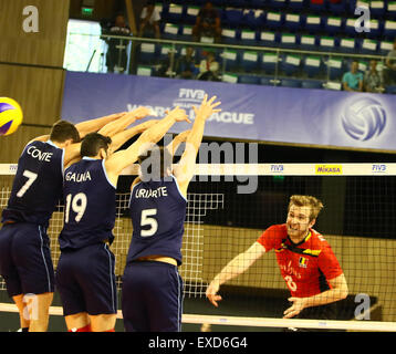 Varna, Bulgarien. 11. Juli 2015. vom linken Facundo CONTE (Argentinien), Maximilliano GAUNA (Argentinien), Nicolas URIARTE (Argentinien), Kevin KLINKENBERG (Belgien). Volleyball-Weltliga 2015, zweite Gruppe Finale. Argentinien Vs Belgien. Varna/Bulgarien, Kultur- und Sports.the des ersten Tages - Argentinien Und Belgien - lockerer spielen für den 3. Platz. Argentinien gewinnt schließlich 3:2 Credit: Wolfgang Fehrmann/Wolfgang Fehrmann/ZUMA Draht/Alamy Live News Stockfoto