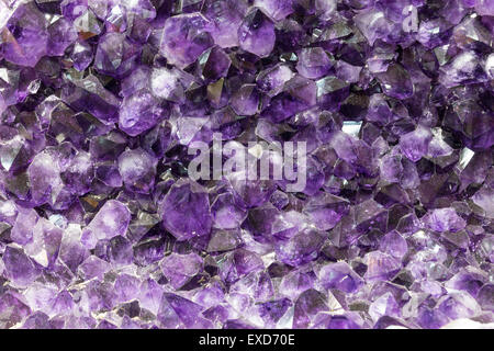 Hintergrund aus Amethyst, einem Halbedelstein Stockfoto