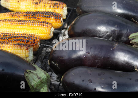 Grillen Gemüse auf Holzkohle Feuer Closeup Bild. Stockfoto