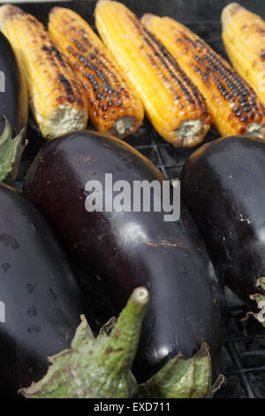 Grillen Gemüse auf Holzkohle Feuer Closeup Bild. Stockfoto